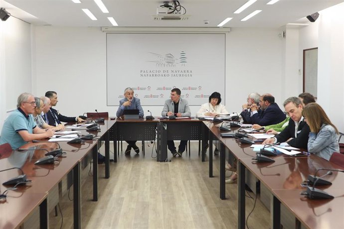 Rafael Sainz de Rozas, Eduardo Santos y Araceli Gordillo, en la presidencia de la mesa, junto al resto de representantes del Consejo Navarro de Justicia