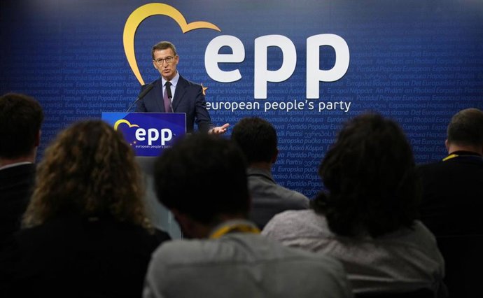 El presidente del PP, Alberto Núñez Feijóo, en rueda de prensa en Bruselas.