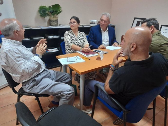 La regidora de Economía y Comercio del Ayuntamiento de Palma, Lupe Ferrer,  reunida con entidades del sector productivo