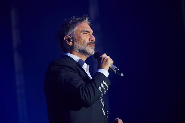 Alejandro Fernández durante su actuación.