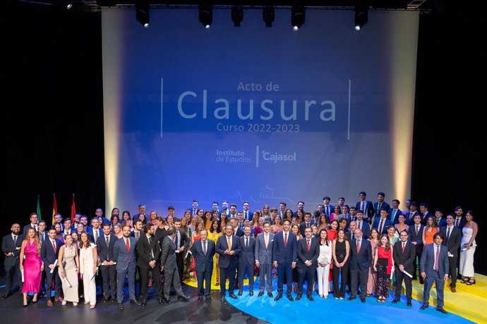 Foto de familia en el acto de clausura del curso académico 2022/2023 del Instituto de Estudios Cajasol.