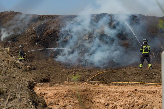 Bomberos trabajan en la extinción del incendio de la planta de biomasa de Sant Rafel, a 27 de junio de 2023, en Ibiza, Baleares (España).