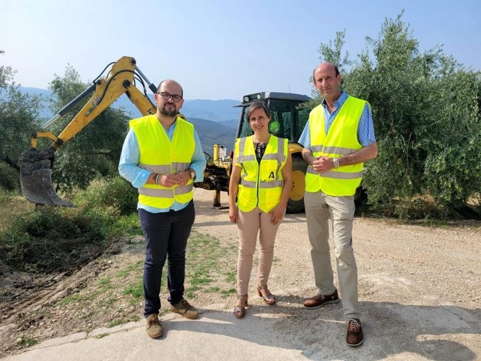 La Junta realiza una visita técnica a las obras de un camino rural en Iznatoraf