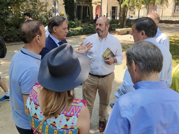 El vicesecretario general del Partido Popular, Pedro Rollán (centro), junto a 'populares' salmantinos