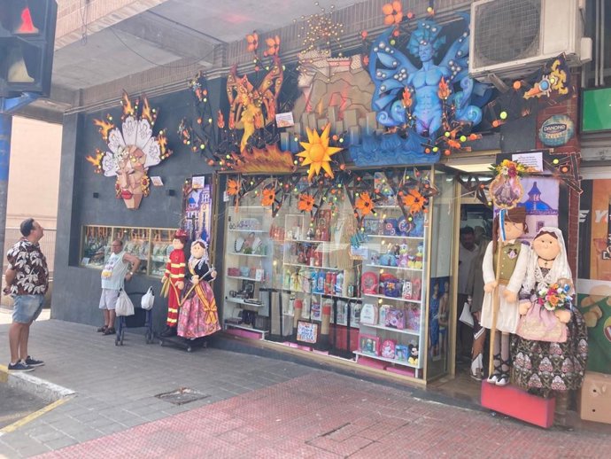 Escaparates decorados con motivo de las Hogueras 2023.