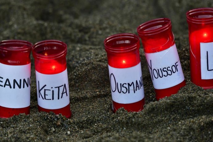 Archivo - Velas con los nombres de algunos de los migrantes que perdieron la vida en la playa de El Tarajal.