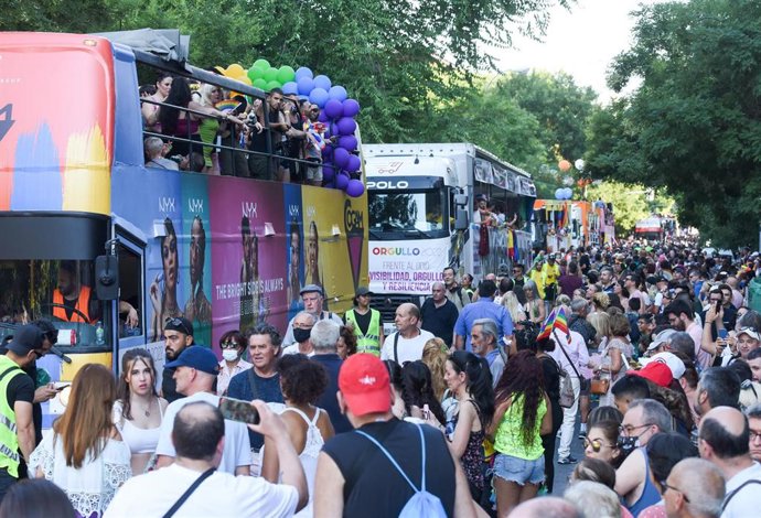 Archivo - Varias carrozas circulan en la manifestación por el Orgullo LGTBIQ+ de 2022.