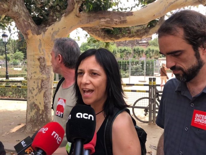 El portavoz de CGT Ensenyament, Miquel González, la de UstecStes, Iolanda Segura, y Marc Santasusana (Intesindical-CSC)