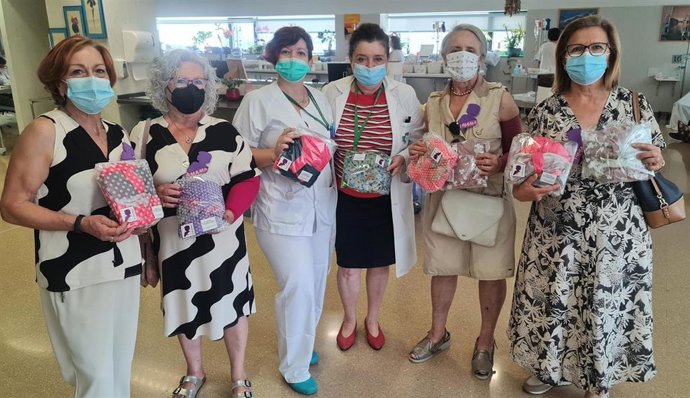 La Amama dona turbantes en el Clínico de Granada