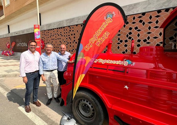 El alcalde de Rincón de la Victoria, Francisco Salado, junto al concejal de Turismo, Antonio José Martín, y el director de Operaciones City Sightseeing de Málaga, Luis Miguel Labrado