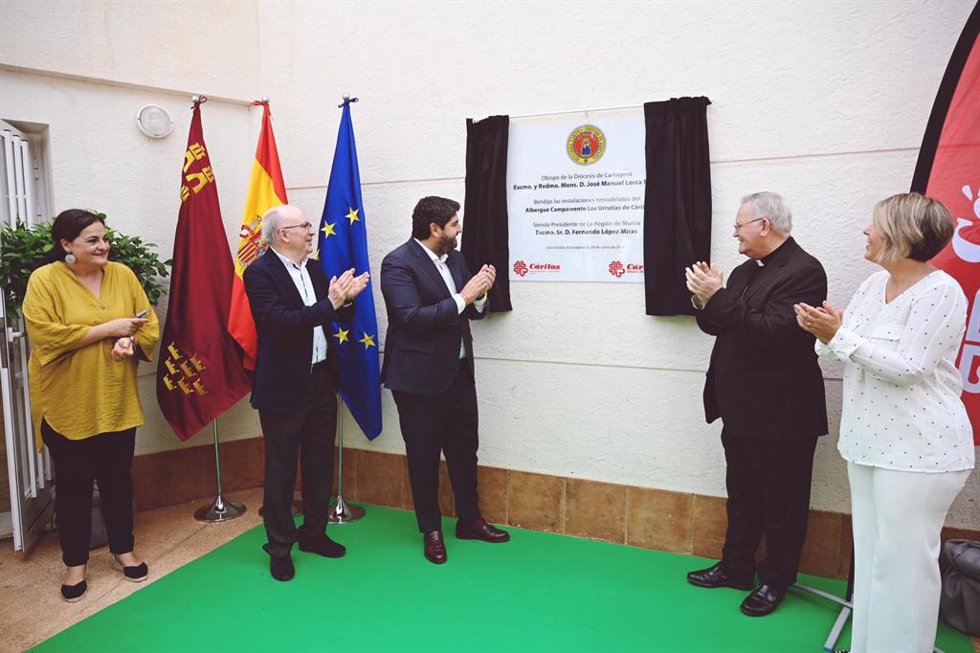 El presidente del Gobierno regional en funciones, Fernando López Miras, visita el albergue campamento de Cáritas en Los Urrutias (Cartagena) tras su remodelación integral, junto al obispo, José Manuel Lorca, y la alcaldesa de Cartagena, Noelia Arroyo