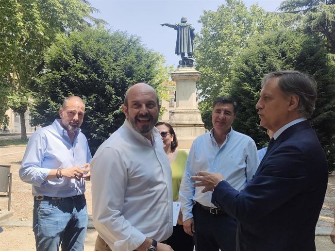 El vicesecretario general del Partido Popular, Pedro Rollán (centro), en Salamanca.