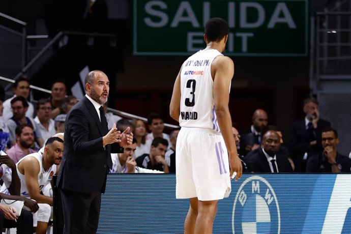 Archivo - Chus Mateo da instrucciones a Anthony Randolph durante un partido