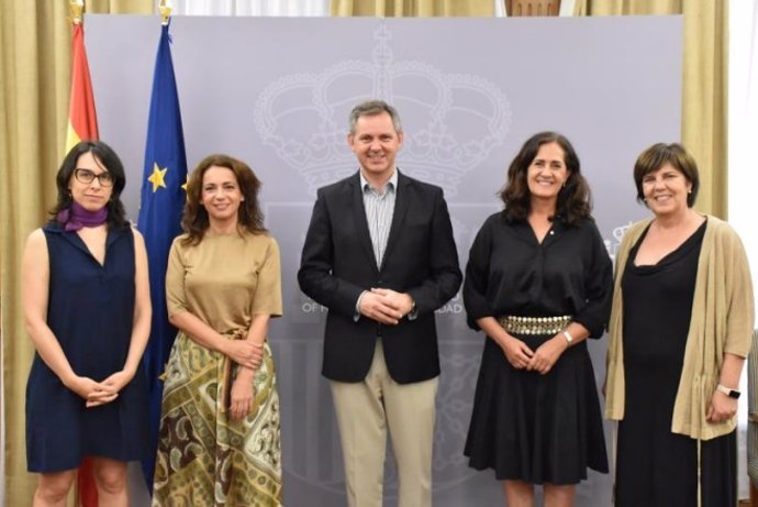 Encuentro entre el ministro de Sanidad, José Miñones,  con una delegación de la Fundación FAD Juventud.