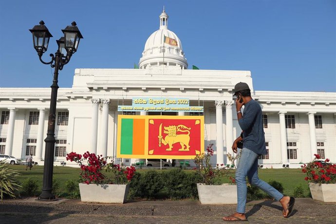 Archivo - Imagen de archivo de una bandera de Sri Lanka en un edificio gubernamental de Colombo.