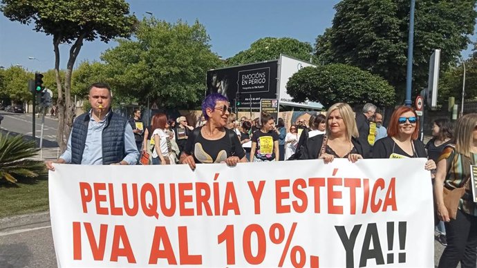 Archivo - Decenas de profesionales de peluquerías y salones de estética de Vigo piden al Gobierno que reduzca el IVA del sector.