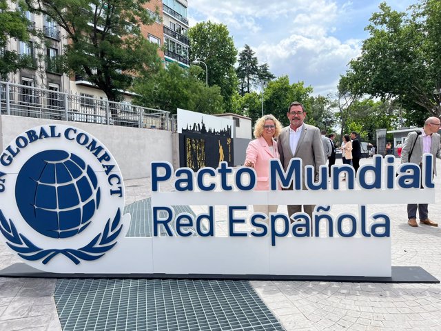 El CEO de True World, Marco Mendoza, y la presidenta del Pacto Mundial delegación de la ONU en España, Clara Arpa