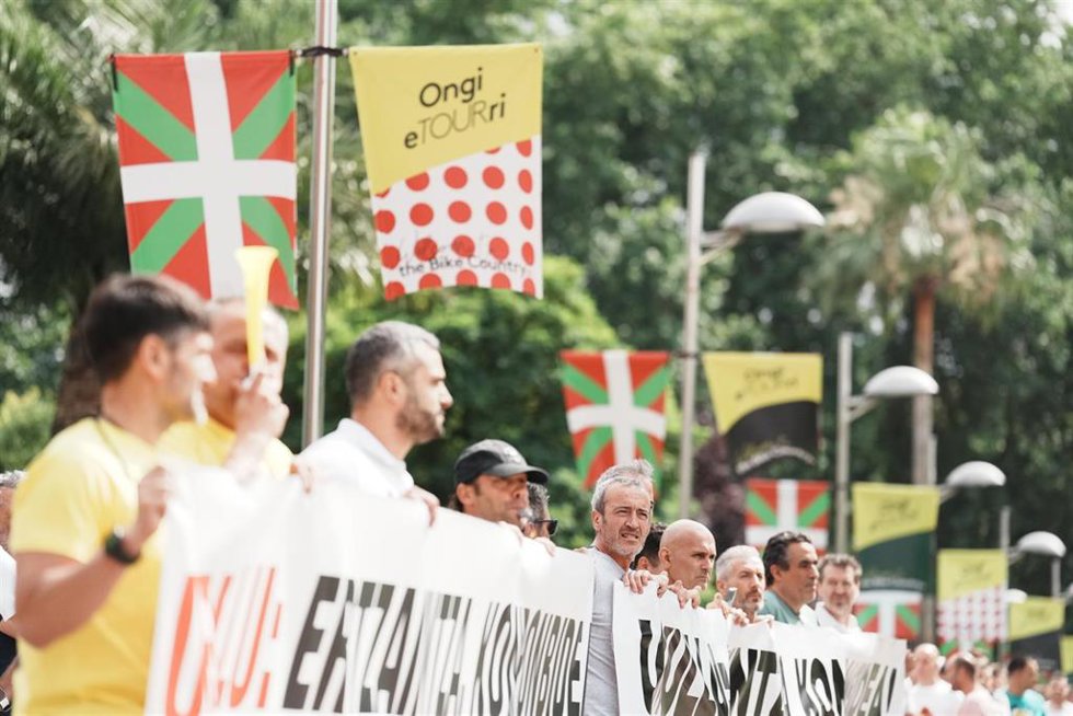 Ertzainas se concentran en Bilbao antes de la presentación del Tour para "demostrar su fuerza y pedir mejoras laborales"