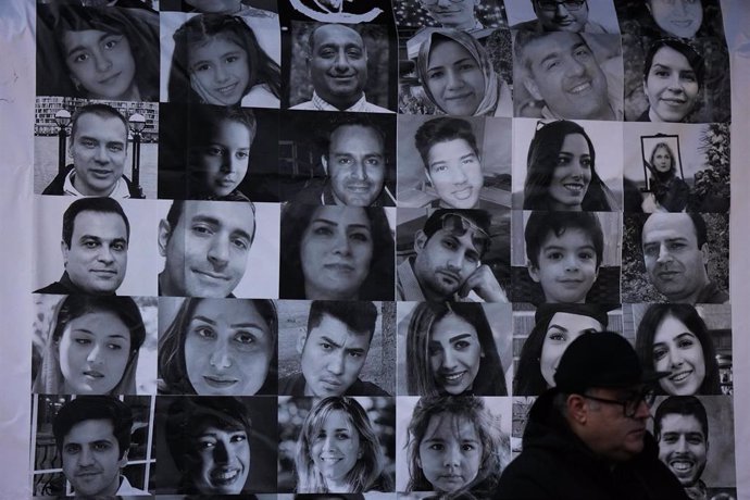 Archivo - Fotografías de las víctimas del avión civil ucraniano siniestrado tras despegar de Teherán