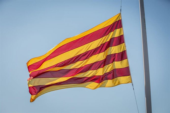 Archivo - Bandera de Cataluña, seyera, ondeando durante la entrega de diplomas en Mollet del Valls (Barcelona) a 804 agentes -454 nuevos Mossos d'Esquadra y 350 policías locales- que se han graduado en el Institut de Seguretat Pública de Catalunya (ISP