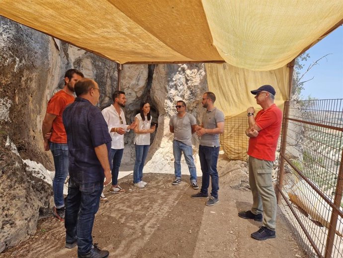 Visita del IAJ y del Ayuntamiento de Moclín a la Cueva de Malalmuerzo