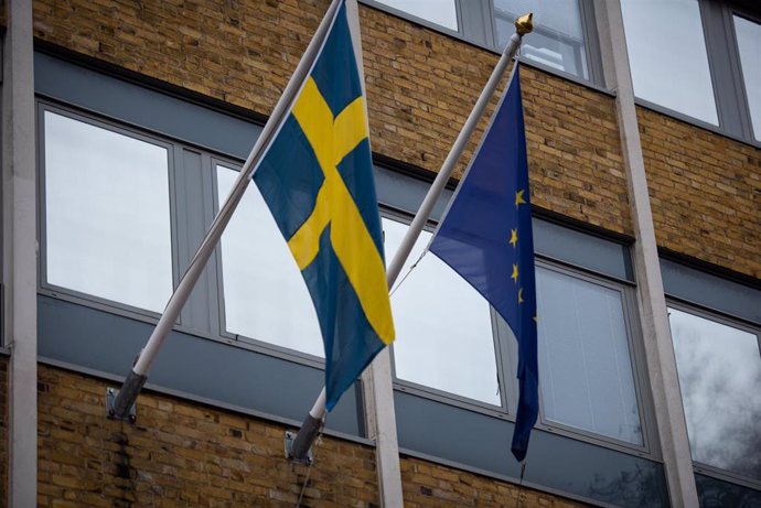 Archivo - Banderas sueca y europea (Archivo)