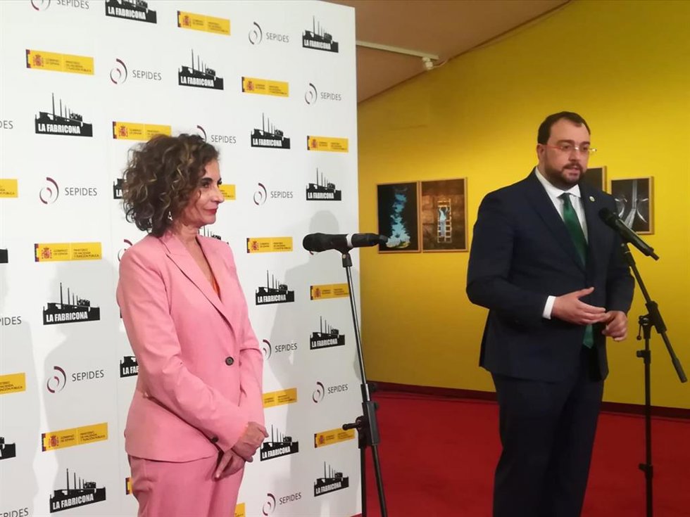 Archivo - La ministra de Hacienda, María Jesús Montero, y el presidente del Principado de Asturias, Adrián Barbón, en una imagen de archivo