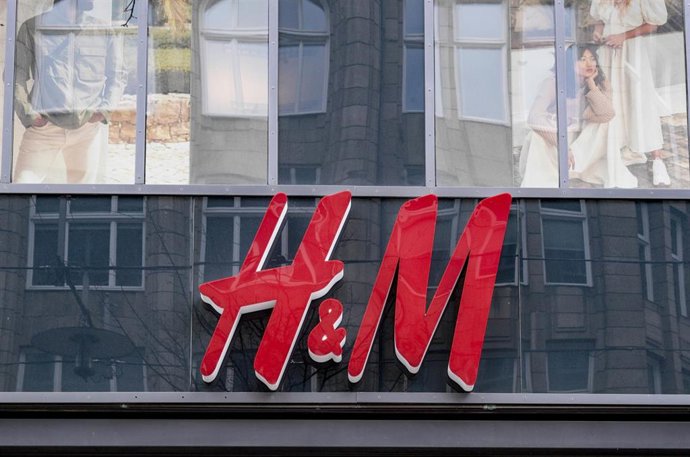 Archivo - Logo de Hennes and Mauritz (H&M) en una tienda de Hamburgo (Alemania).