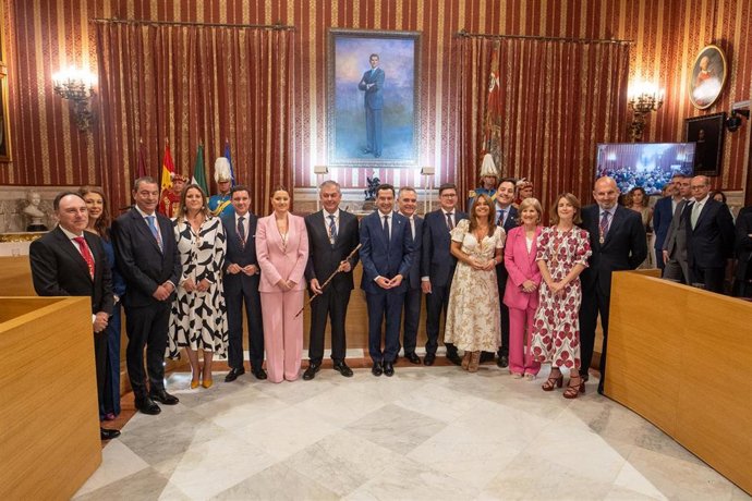 El alcalde de Sevilla, José Luis Sanz, con su equipo de gobierno en el pleno de constitución.