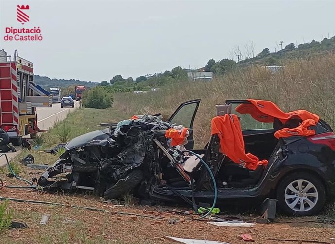 Un fallecida y siete heridos en un accidente entre dos coches y un camión en la Vall d'Uixó