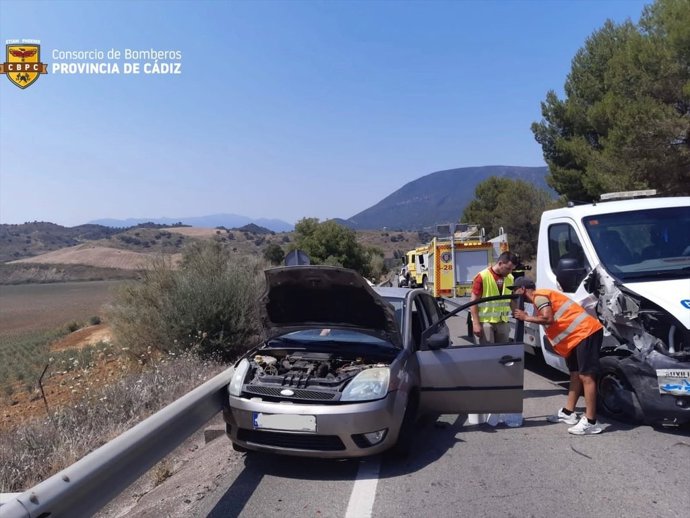Una mujer herida tras un choque lateral entre turismo y un camión grúa en la carretera de Olvera