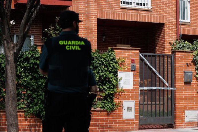Un agente de la Guardia Civil enfrente de la vivienda donde ha tenido lugar un presunto parricidio, a 28 de junio de 2023, en Daganzo de Arriba, Madrid (España). 