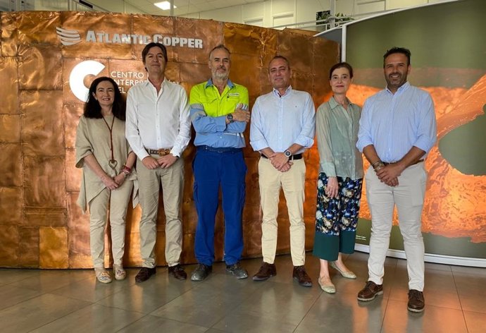 El candidato de Vox al Congreso de los diputados por Huelva, Tomás Fernández, junto a otros miembros de la formación, visita las instalaciones de Atlantic Copper.