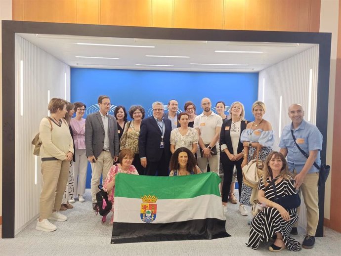 El eurodiputado extremeño Ignacio Sánchez Amor y los miembros de las Escuelas Embajadoras del Parlamento Europeo en Extremadura.
