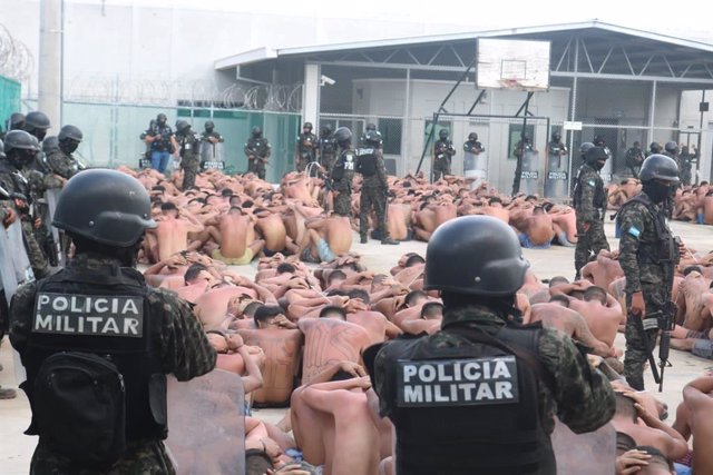Pandilleros en el suelo durante un operativo en una cárcel de máxima seguridad en Honduras