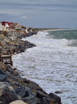 Archivo - Imagen de la playa de El Portil (Huelva) en un día de subida de mareas en una imagen de archivo.