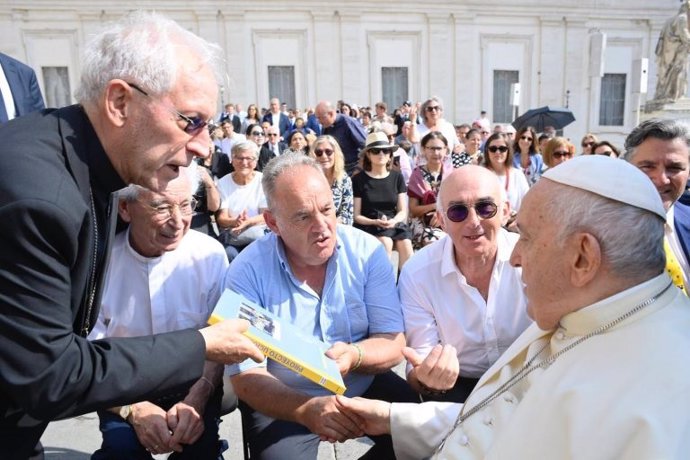 El Papa saluda y bendice a los voluntarios promotores del 'Proyecto Ucrania' en la Diócesis de Tarazona.