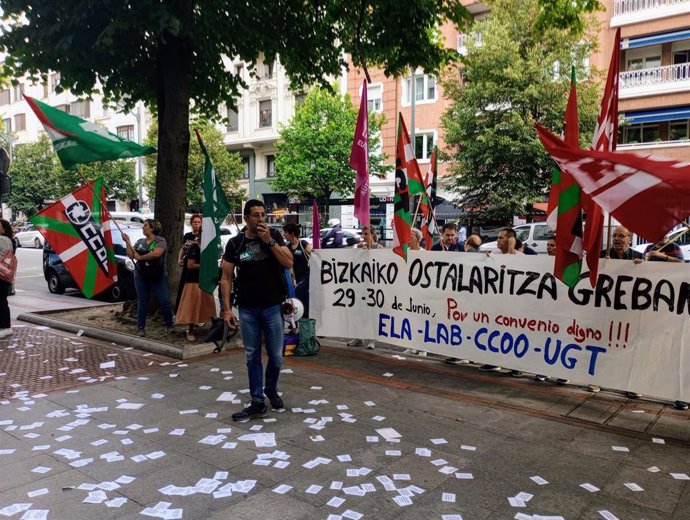 Concentración de sindicatos de Hostelería de Bizkaia en huelga en Bilbao