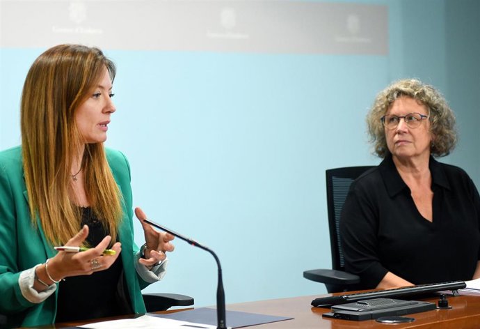La ministra de Sanidad del Gobierno de Andorra, Helena Mas, y la jefa del área de Promoción, Prevención y Vigilancia de Salud, Rosa Vidal, en la rueda de prensa de este jueves.