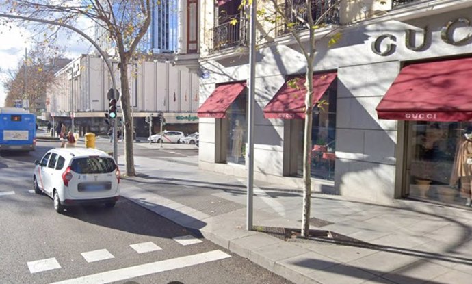 Un hombre roba un reloj de lujo a otro con el método del abrazo cariñoso