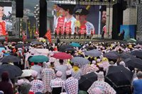 Miles de personas abarrotan la explanada del Museo Guggenheim Bilbao en la presentación oficial de los equipos del Tour