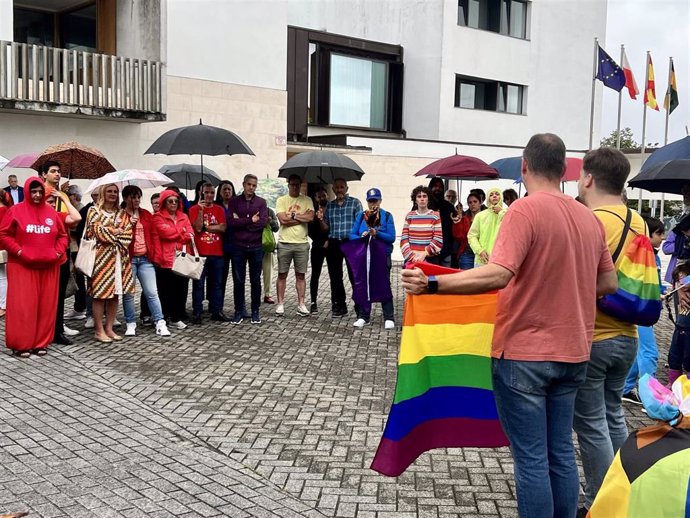 Concentración en Bezana para reclamar que la bandera LGTBI ondee en el Ayuntamiento
