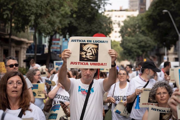 Decenas de personas protestan con carteles durante una manifestación de los funcionarios de justicia, a 29 de junio de 2023, en Barcelona, Catalunya (España). Los funcionarios de justicia están en huelga indefinida desde el pasado 17 abril en un paro co