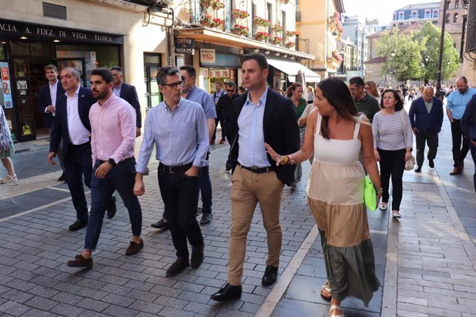El secretario para la Reforma Constitucional y Nuevos Derechos del PSOE y ministro de la Presidencia, Félix Bolaños, recorre el centro de León acompañado de los responsables del PSOE de León.