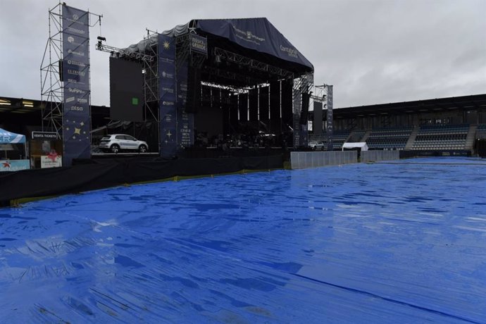 Escenario del festival 'Música en Grande' bajo la lluvia