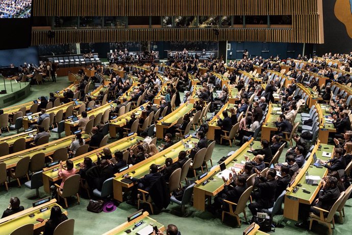 Archivo - February 24, 2023, New York, New York, United States: Delegates applaud after voting in support of Ukraine at General Assembly Emergency session on Russian aggression against Ukraine vote at UN Headquarters. Members of UN voted to approve reso