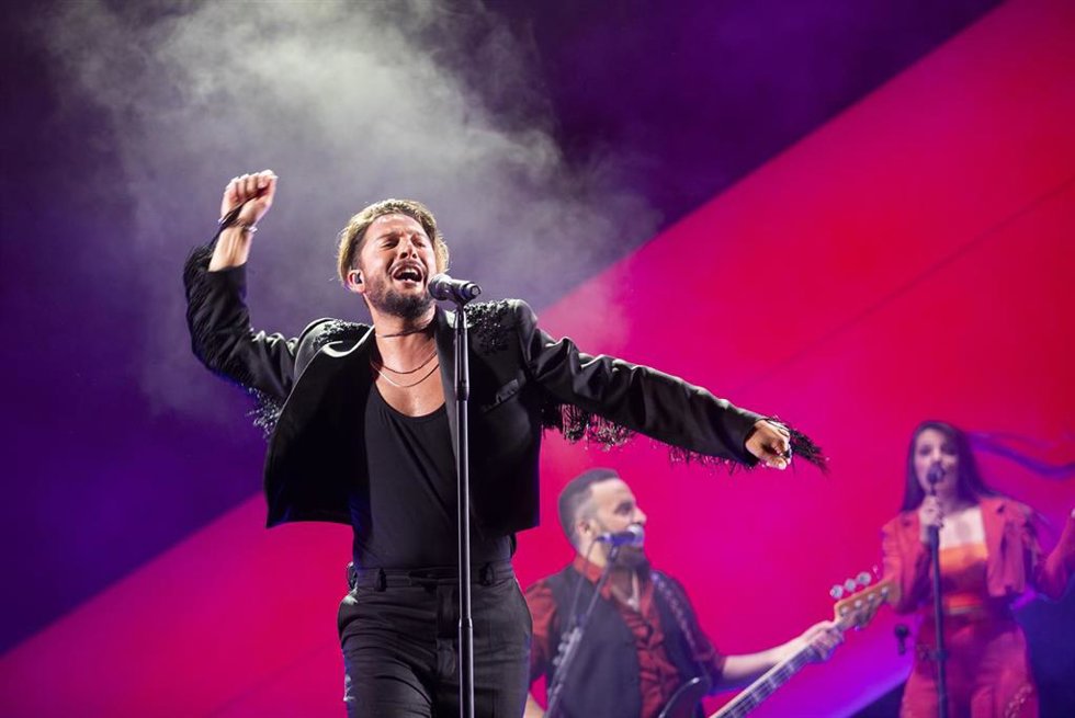 El cantante Manuel Carrasco durante el concierto de la gira 'Corazón y Flecha' en el estadio de la Cartuja. A 02 de junio de 2023, en Sevilla (Andalucía, España). El artista Manuel Carrasco a iniciado la gira 'Corazón y Flecha' a pesar de la lluvia, est