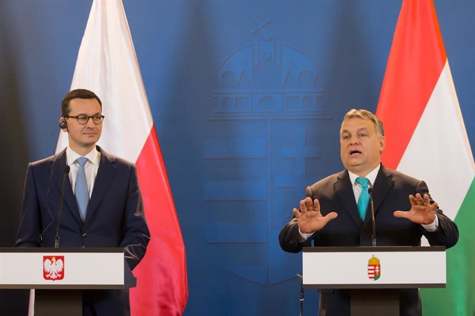 Archivo - Imagen de archivo del primer ministro de Polonia, Mateusz Morawiecki, y su homólogo húngaro, Viktor Orbán