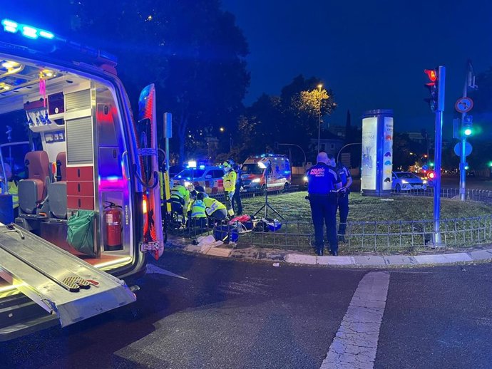 Una ambulancia, sanitarios y Policía Municipal de Madrid en el lugar del accidente.