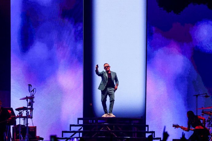 El cantante Alejandro Sanz durante una actuación en el WiZink Center, a 29 de junio de 2023, en Madrid (España). Alejandro Sanz es un cantautor y compositor. Inició su carrera en 1989 con el álbum Los chulos son pa' cuidarlos, con el nombre artístico 